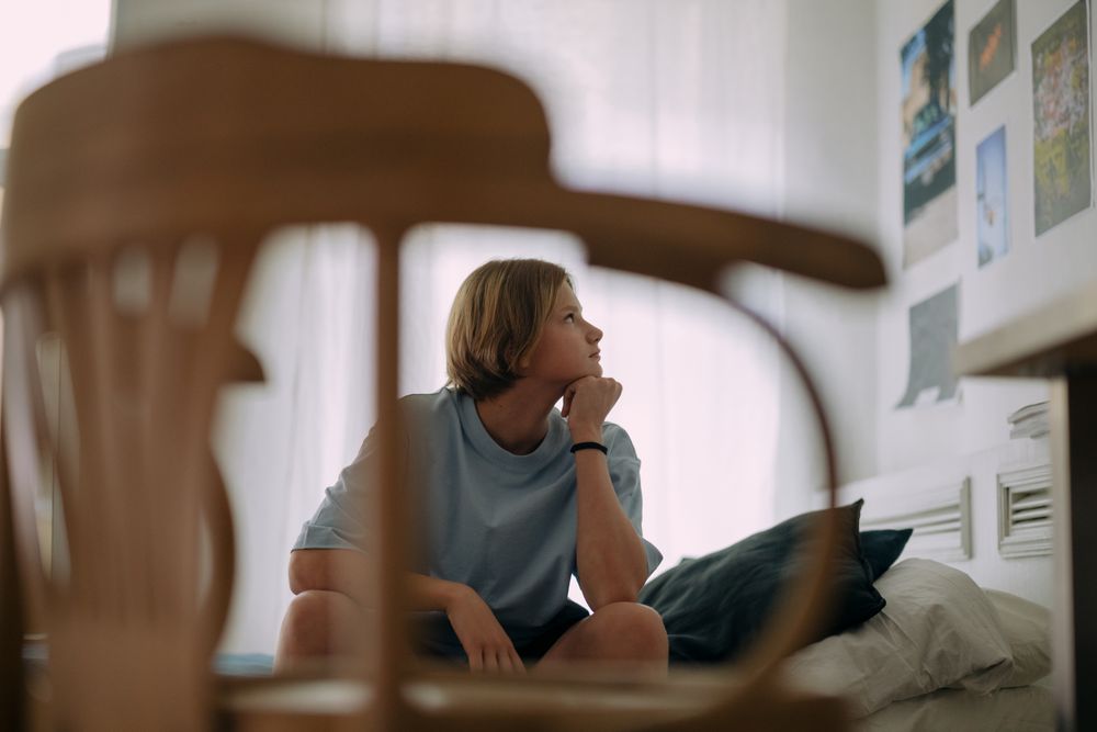 Symbolbild Erziehungsfragen & Pubertät: Jugendliche in Gedanken versunken
