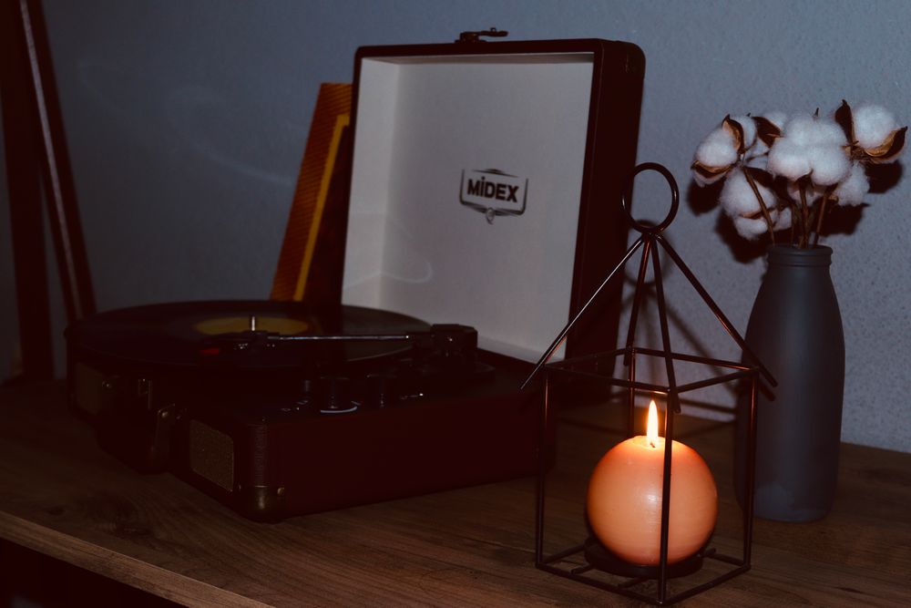 Symbolbild Musik- & Ritualwünsche: Plattenspieler mit Kerzenlicht