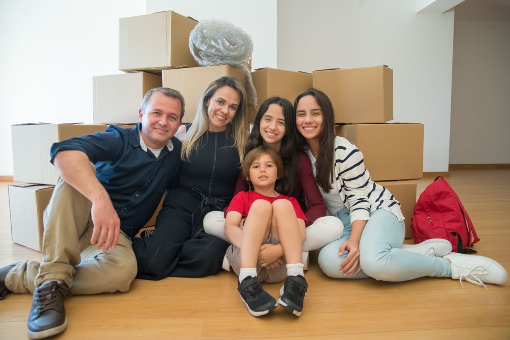 Symbolbild Patchwork & neue Familienkonstellationen: fröhliche Familie beim Einzug